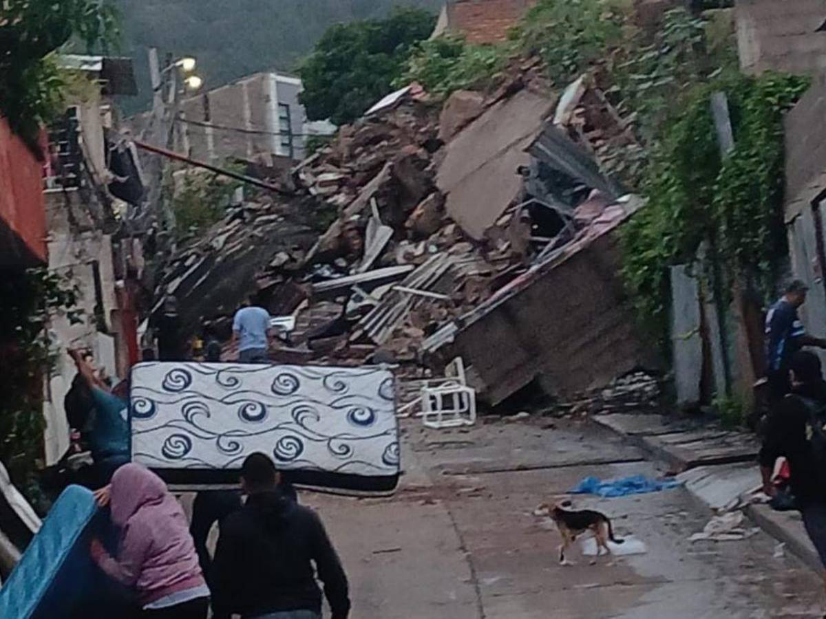 Sin casas ni lugar donde albergar: vecinos evacuan El Reparto tras derrumbe de sus casas