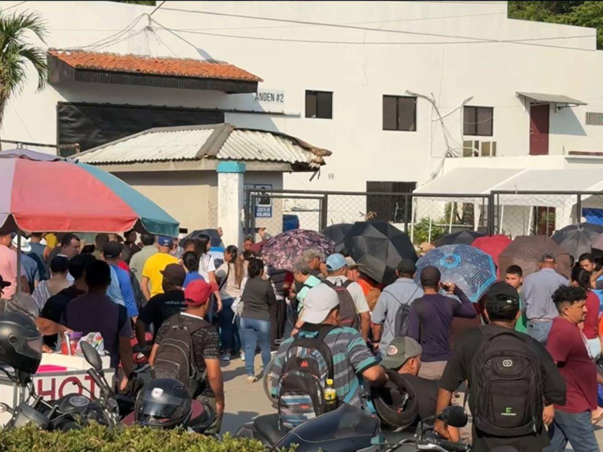 Un mar de personas reclama hoy su dinero ante Inversiones Koriun en Choloma