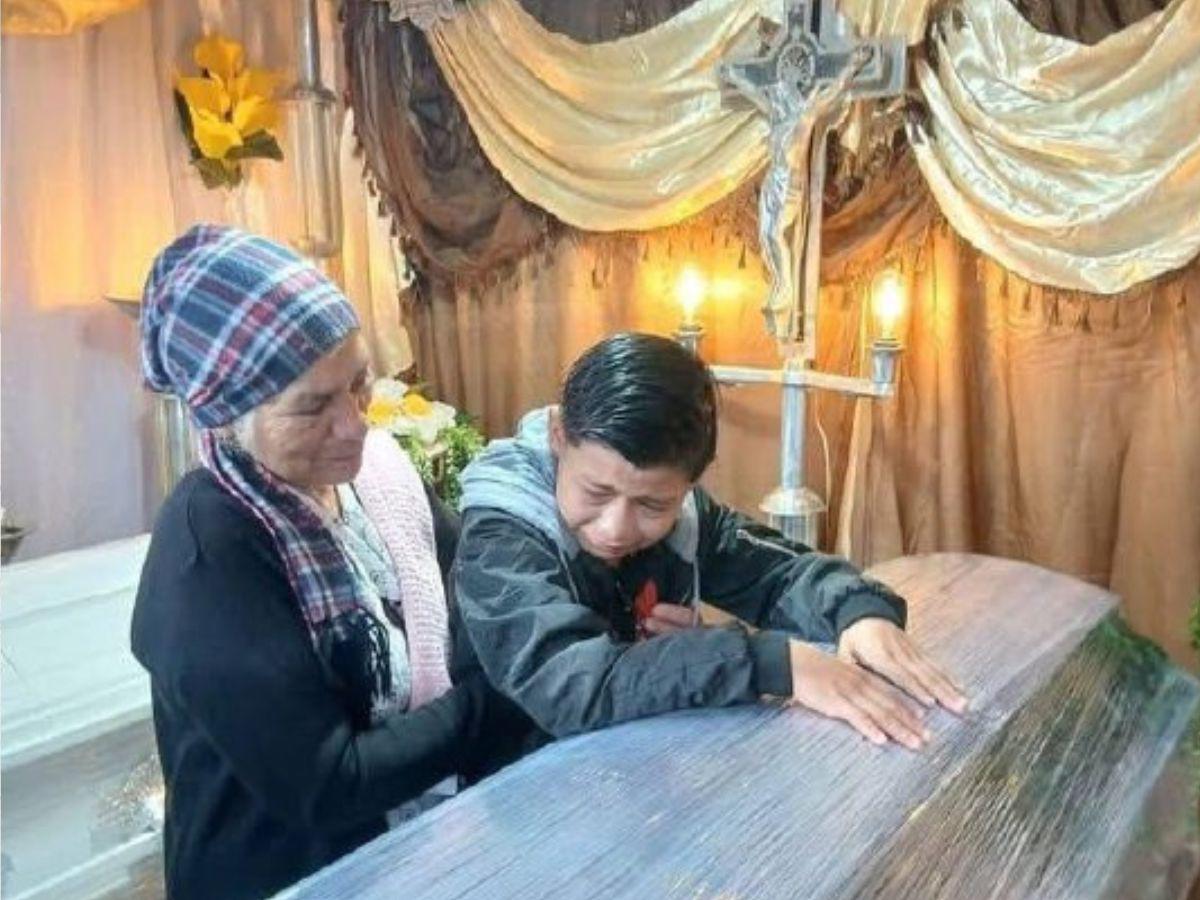 Dolor y tristeza en el velorio de  madre e hijo que murieron en accidente en Potrerillos