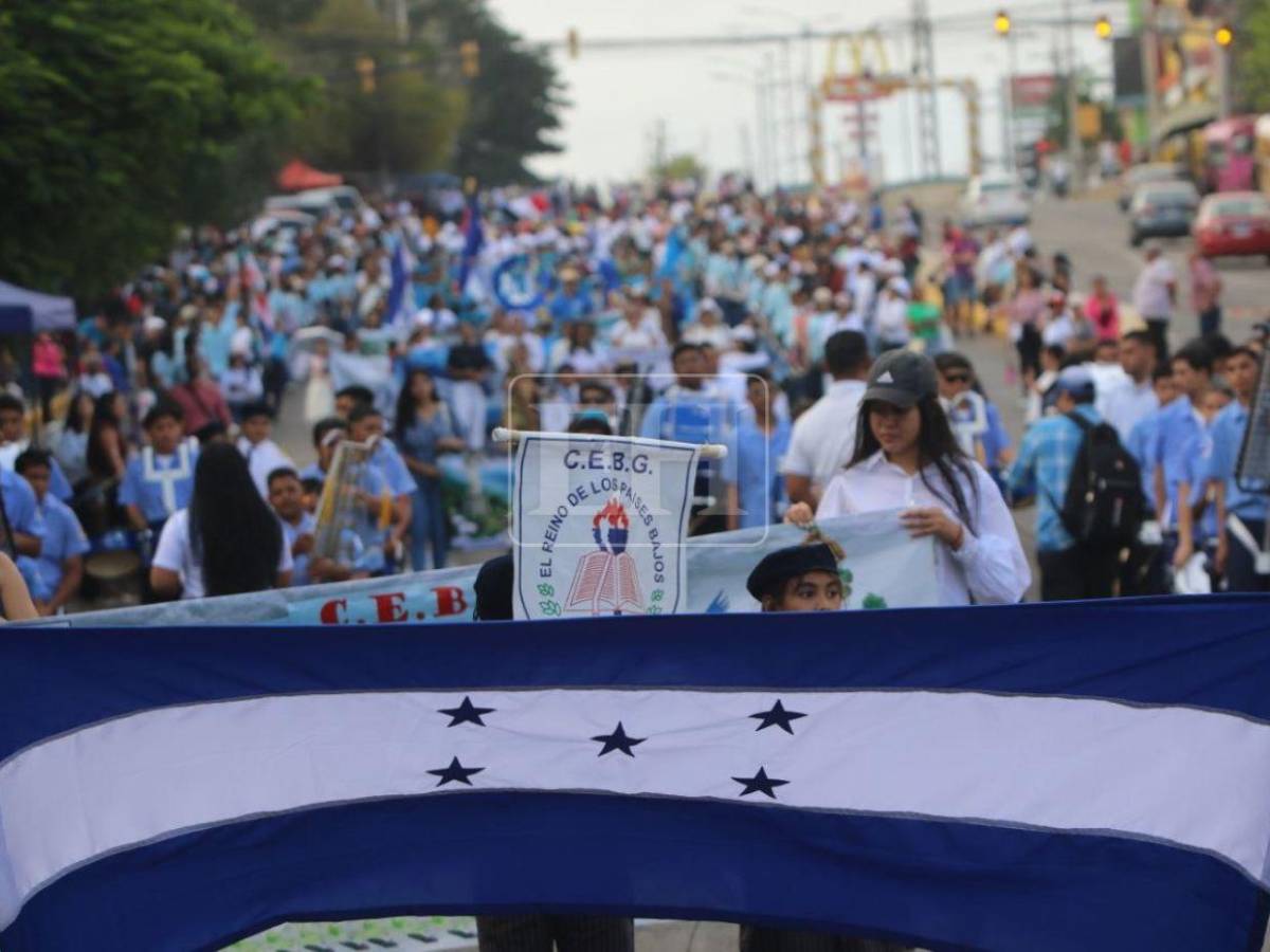 Música, color y ritmo: así se viven los desfiles escolares este domingo en la capital