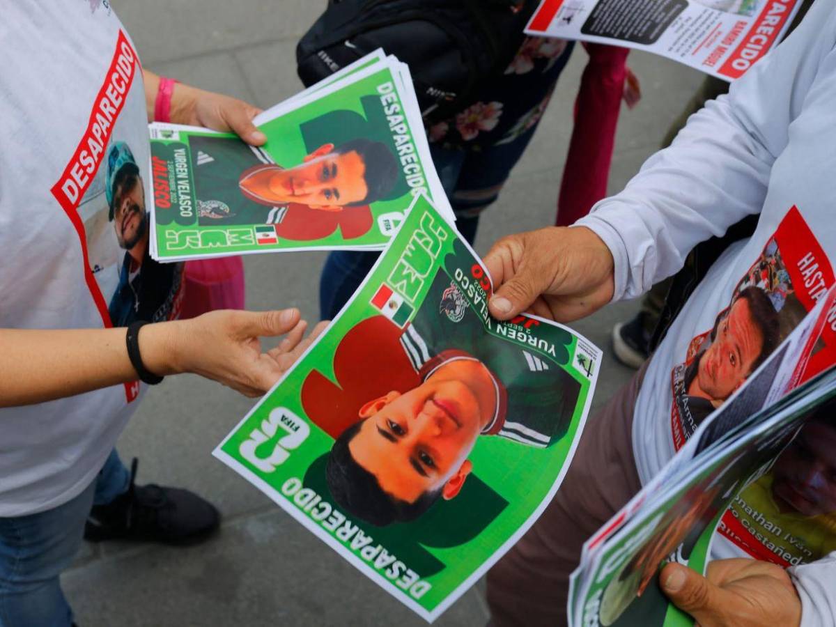 Crean álbum del Mundial 2026 con rostros de desaparecidos para exigir justicia en México