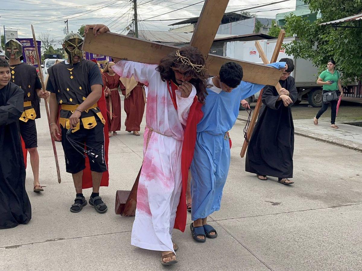 El camino de Jesús hacia la cruz: así se vive el viacrucis en Sabá, Colón