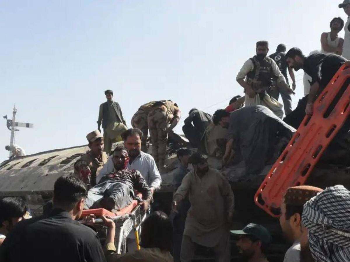 Ataque terrorista contra un tren deja al menos 29 muertos y 102 heridos en Pakistán