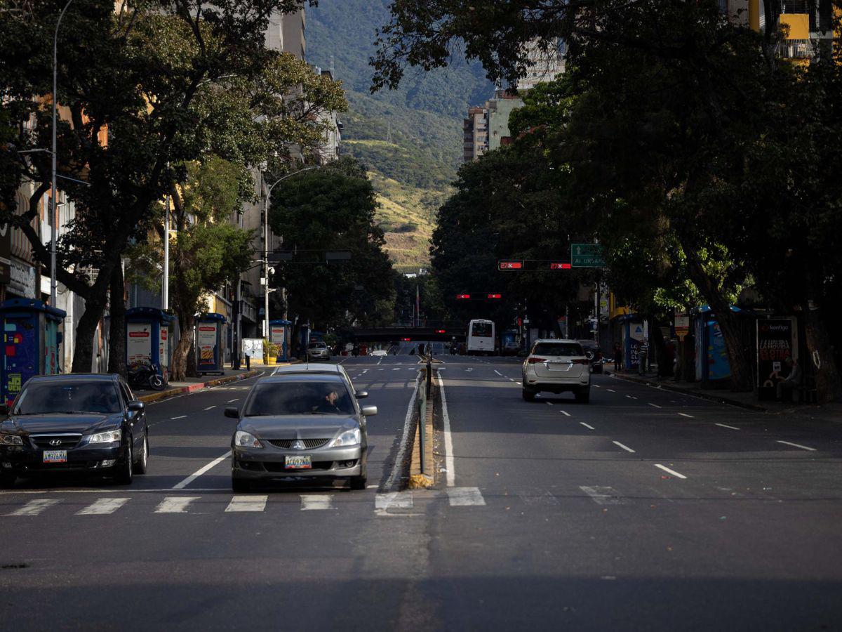 Resguardados, largas filas en supermercados y calles vacías: ambiente en Venezuela tras caída de Maduro