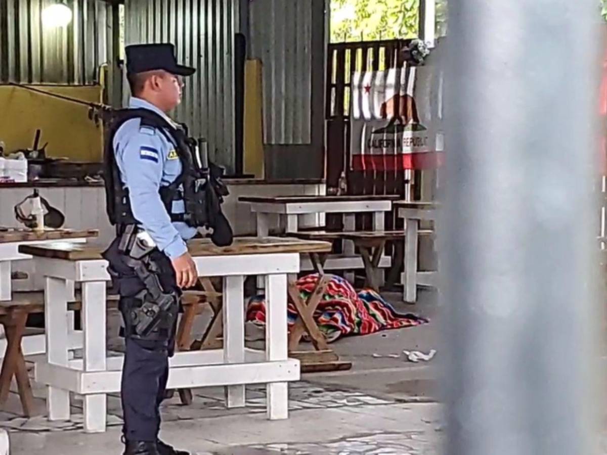 Familiares esperan restos de las víctimas de la matanza en San Manuel, Cortés