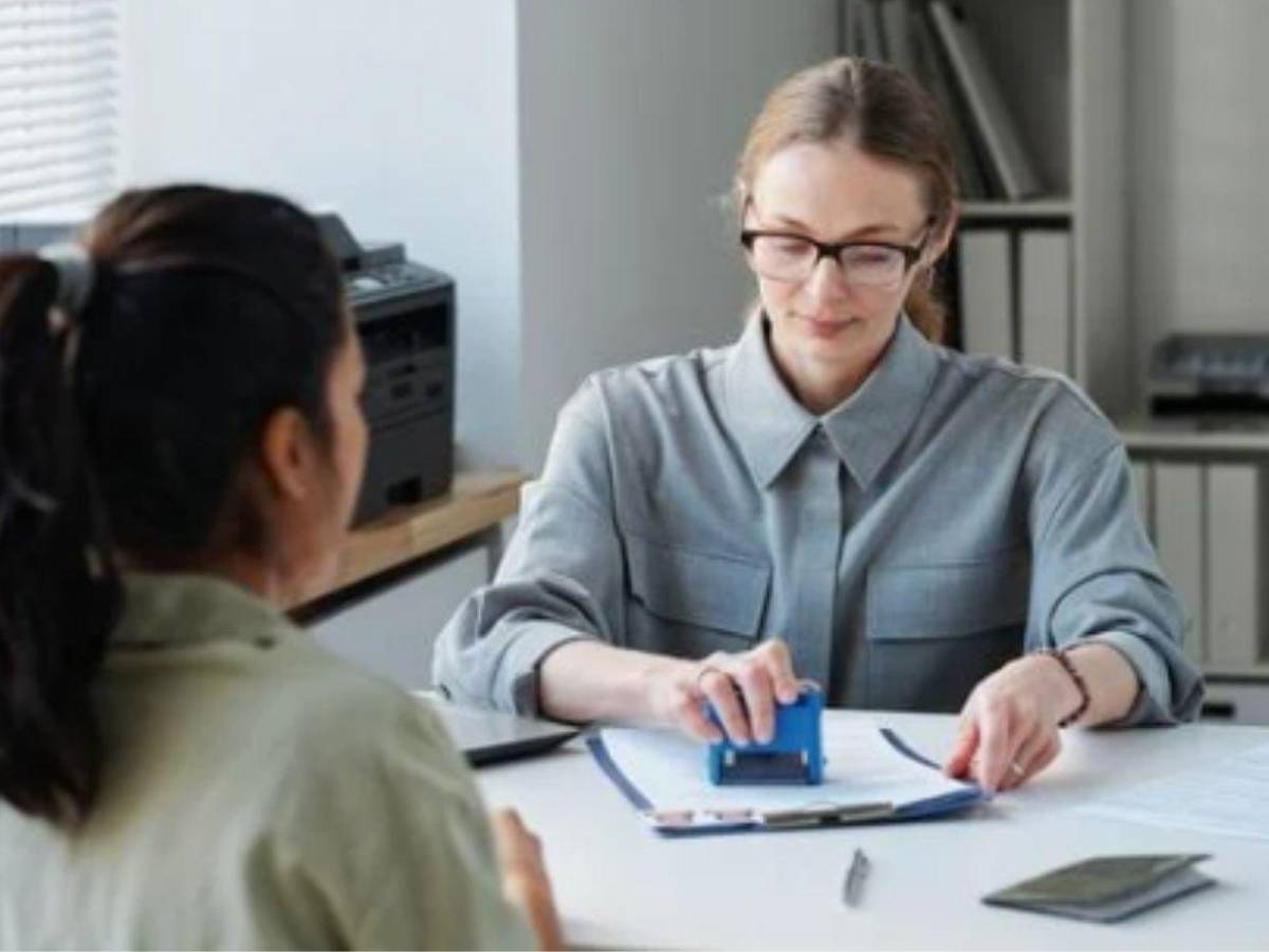 ¿Por qué EE UU detuvo las citas para trámites de nuevas visas a estudiantes?