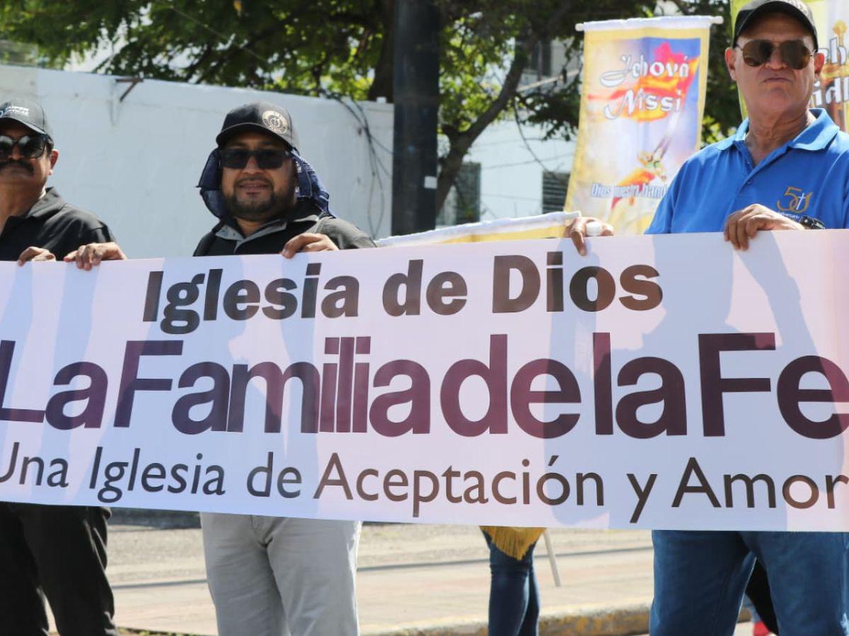 Día de la Biblia: Cientos de hondureños desfilan por el bulevar Suyapa en Tegucigalpa