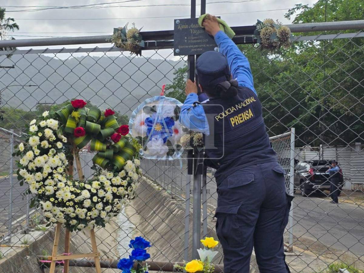 Emotivo homenaje a Kevin Pérez, policía que murió tras lanzarse a una quebrada para salvar a dos niños en SPS