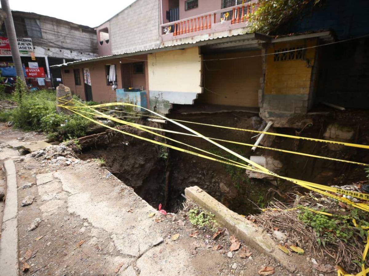 Enorme socavón pone en peligro a vecinos de la colonia Centroamérica Oeste