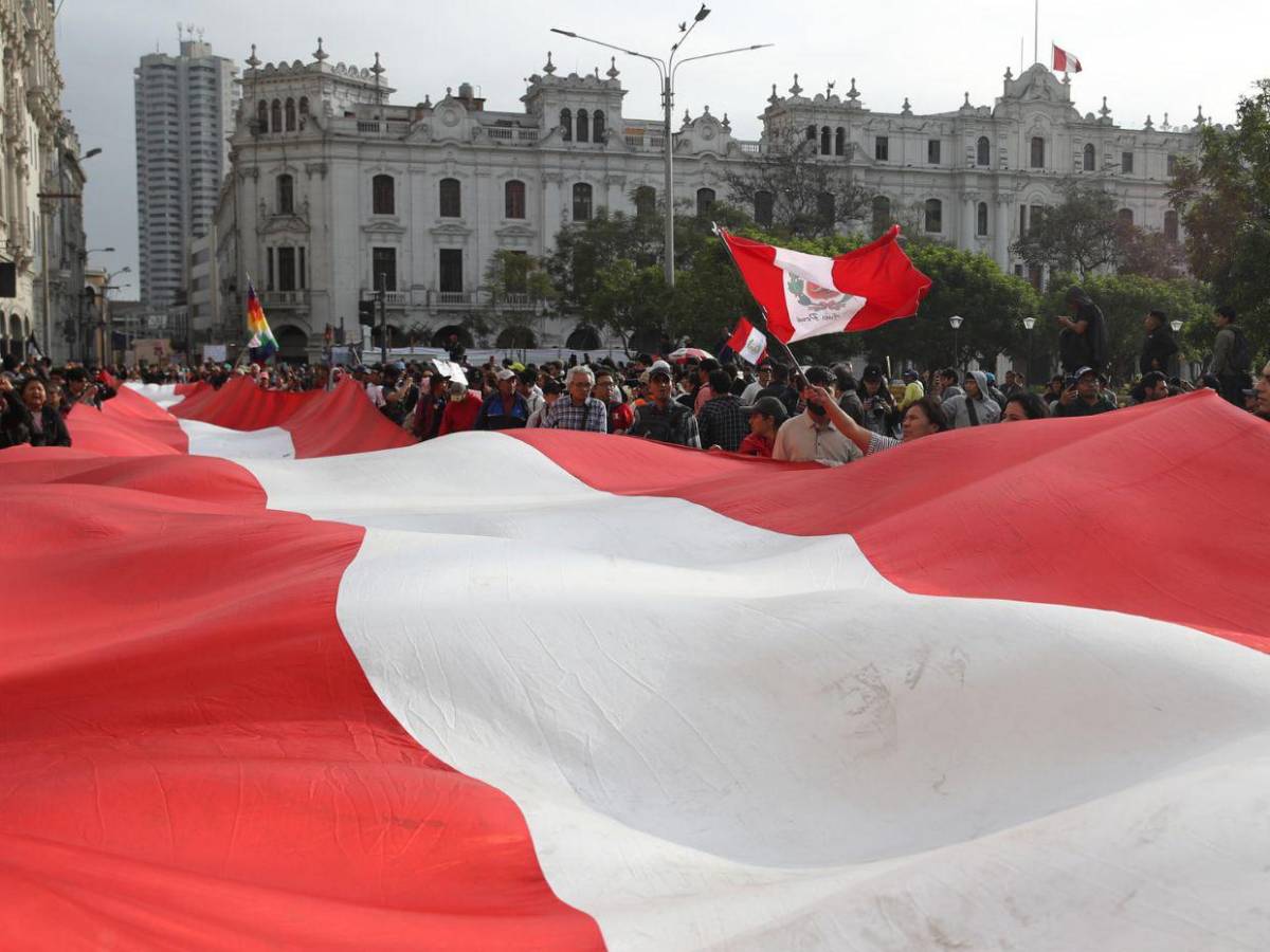 Jóvenes peruanos y colectivos sociales marcharon en Lima contra el gobierno de Dina Boluarte
