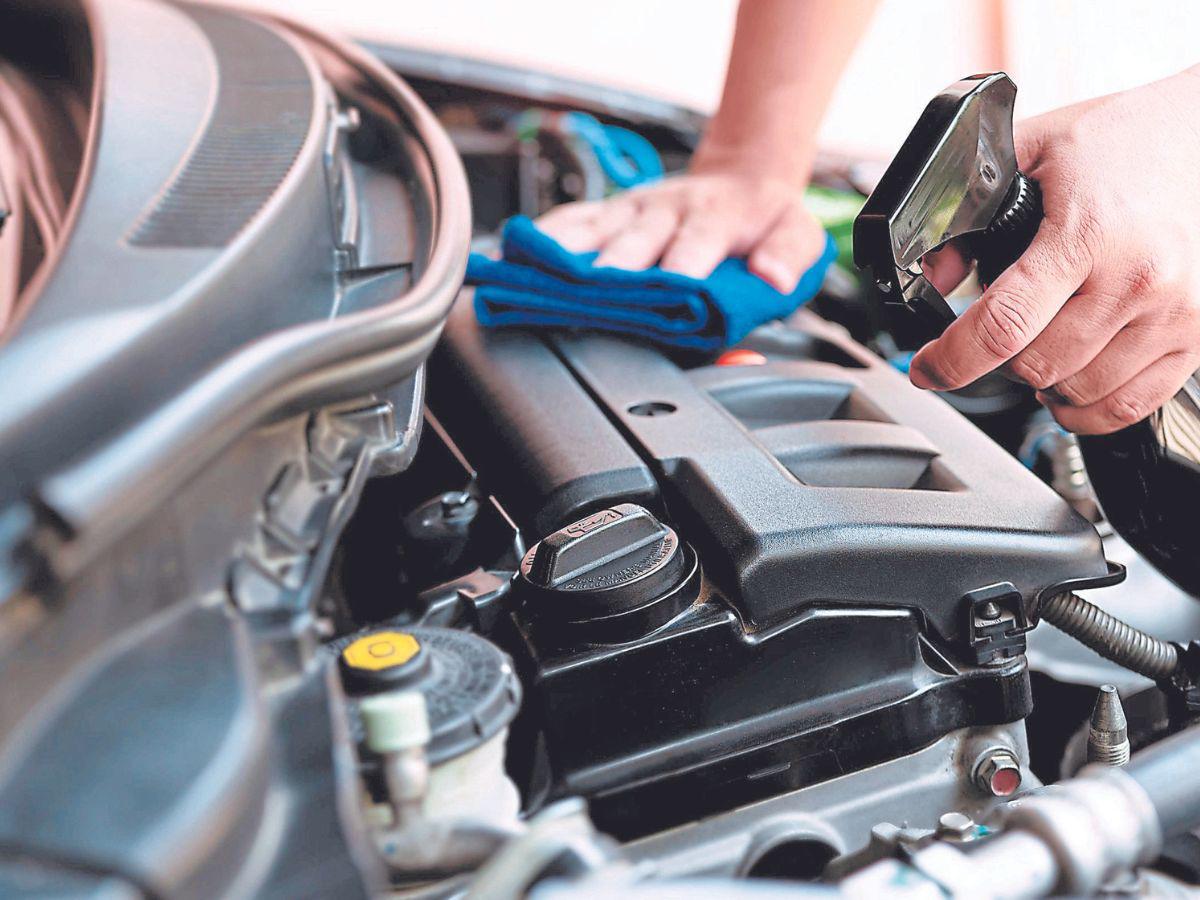 Lavar con agua a presión el motor del auto podría poner en riesgo los componentes eléctricos.