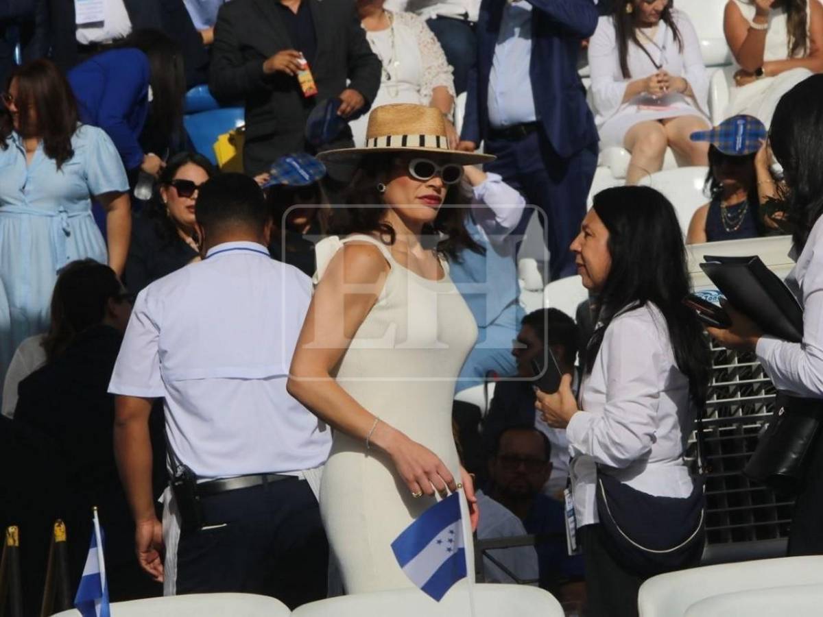 Familia presidencial engalana el estrado principal durante los desfiles patrios