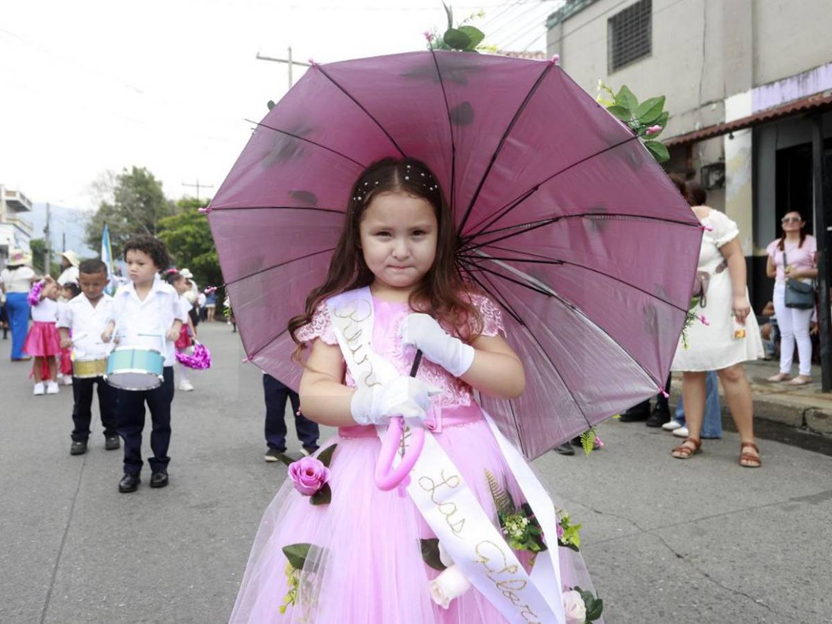 Colorido desfile en honor a la Patria en el Barrio Cabañas de San Pedro Sula
