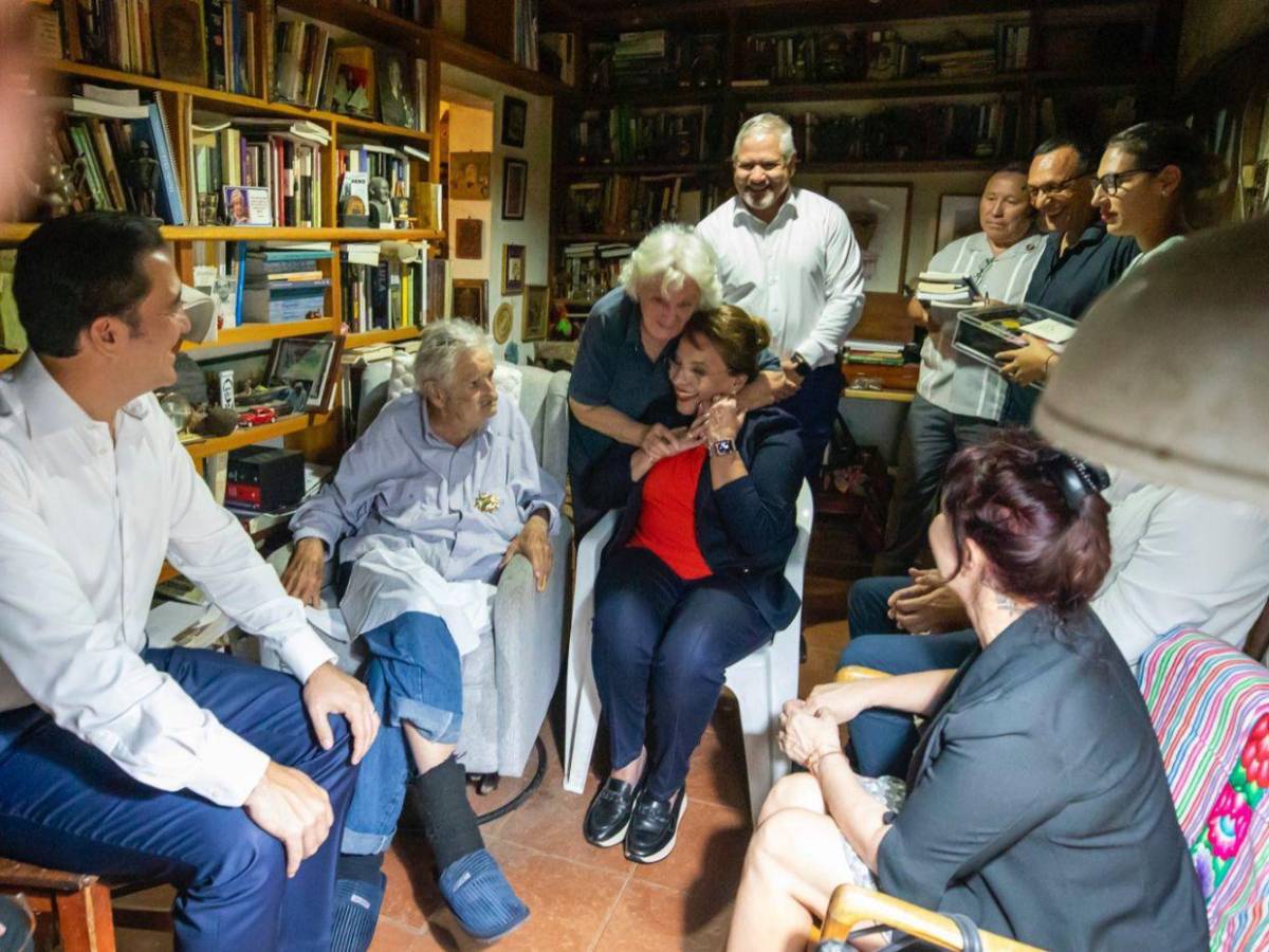 ¿Qué le regaló Xiomara Castro a ‘Pepe’ Mujica cuando lo visitó?