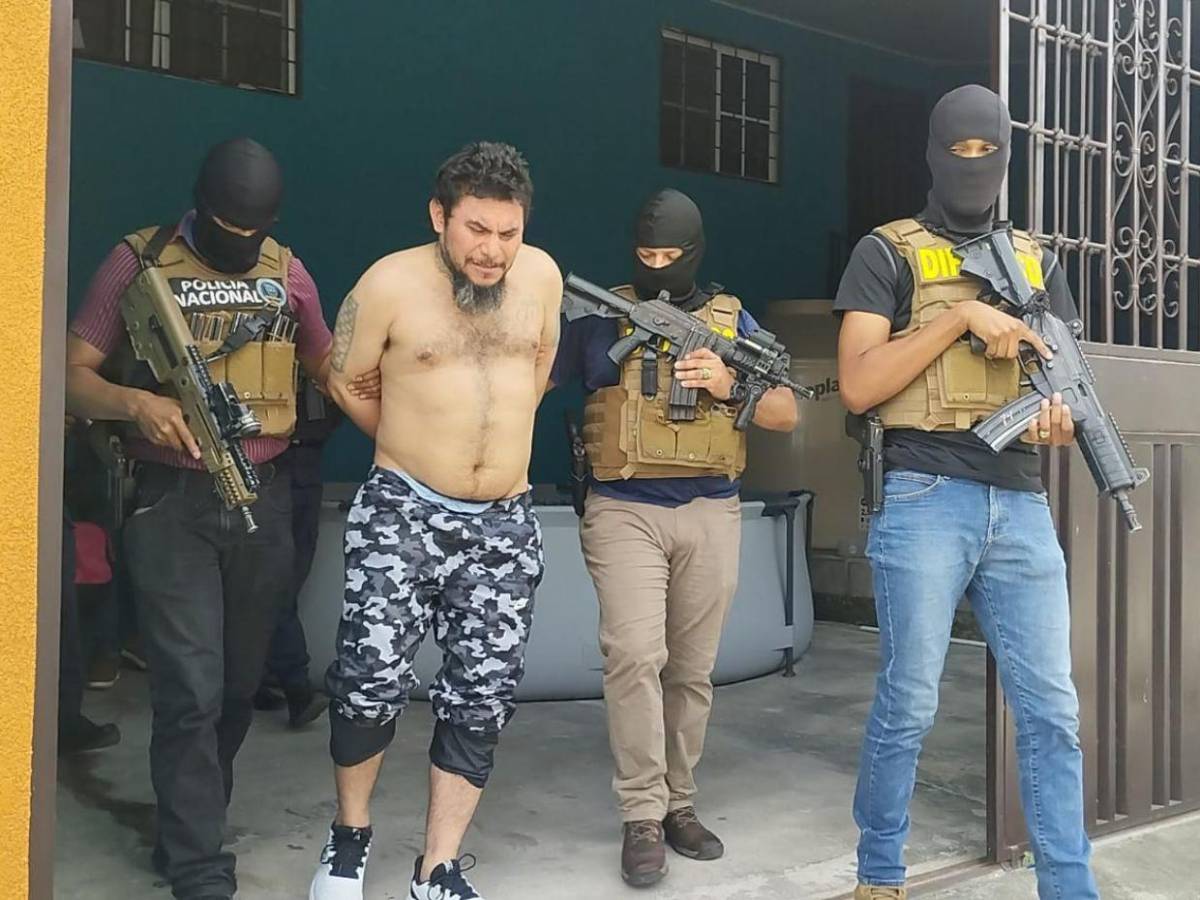 'Rifando' al ser capturado: El Rayo Santana, máximo líder de la Pandilla 18 en la capital 'Rifando' al ser capturado: El Rayo Santana, máximo líder de la Pandilla 18 en la capital