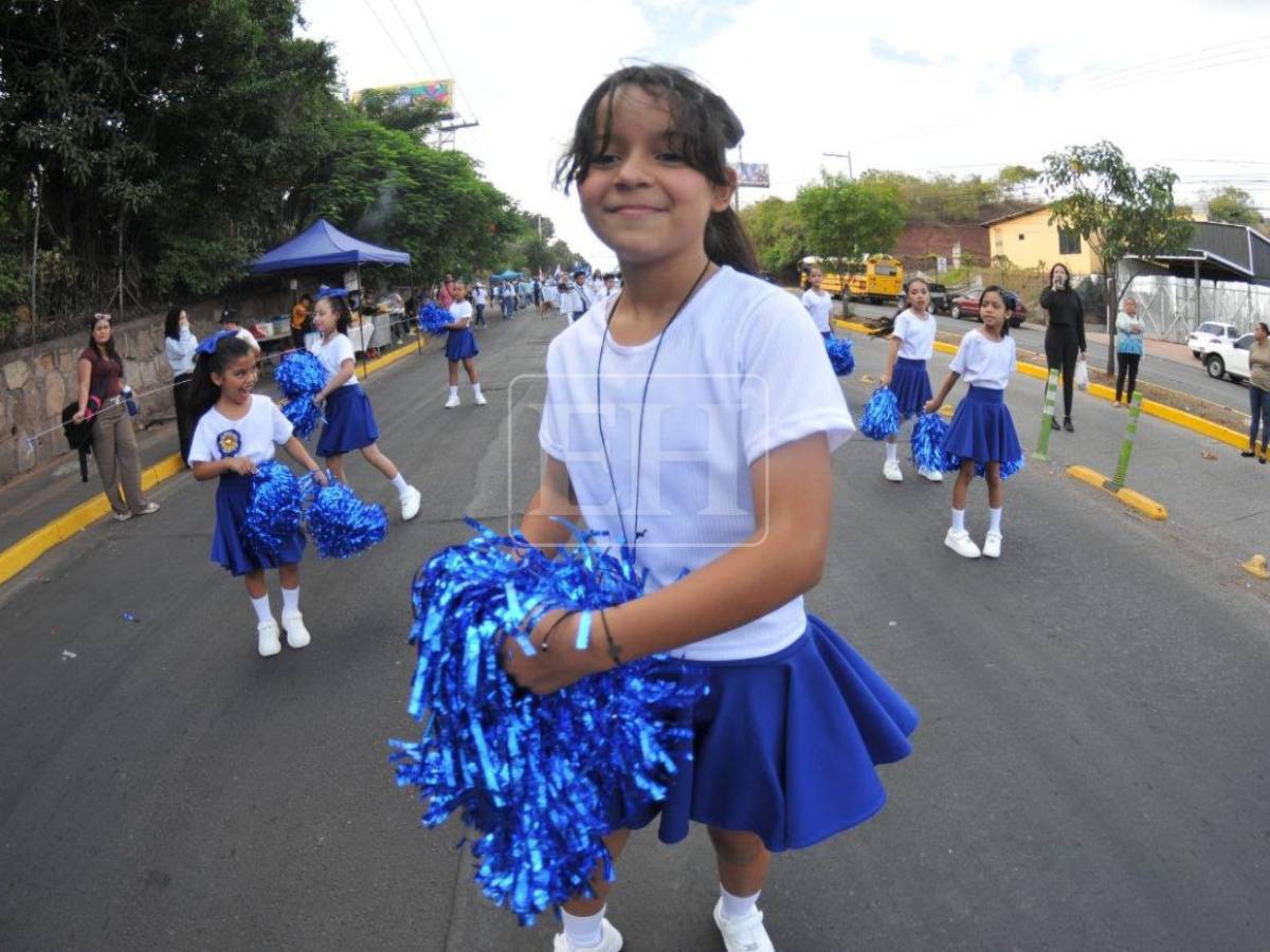 Música, color y ritmo: así se viven los desfiles escolares este domingo en la capital