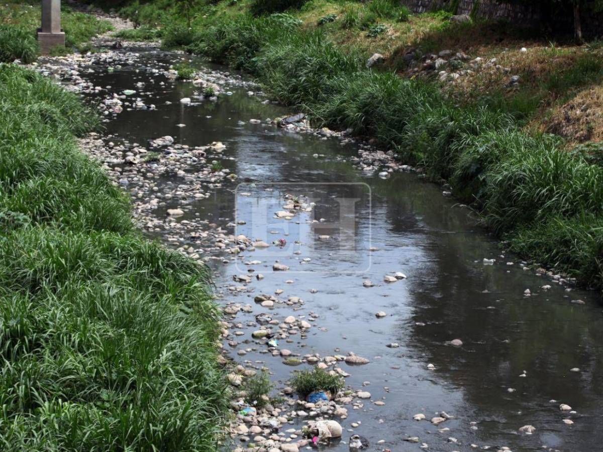 Casi a secas y lleno de basura: así luce el Río Choluteca de la capital