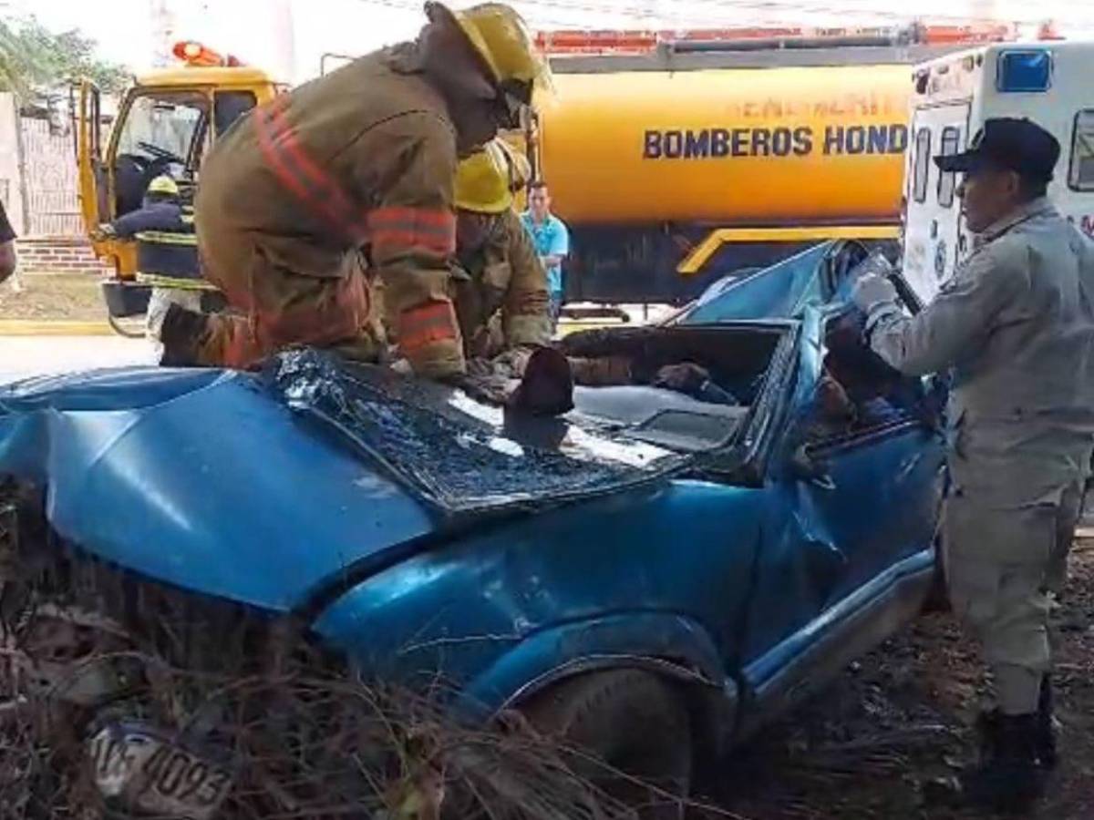 Brutal accidente deja tres personas atrapadas dentro de un vehículo en Catacamas