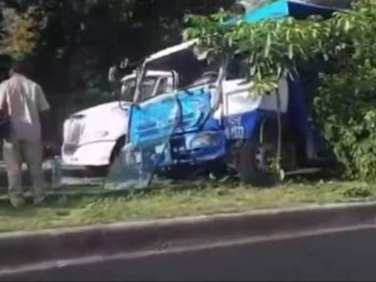 Así quedó un turismo atrapado bajo camión en bulevar Fuerzas Armadas