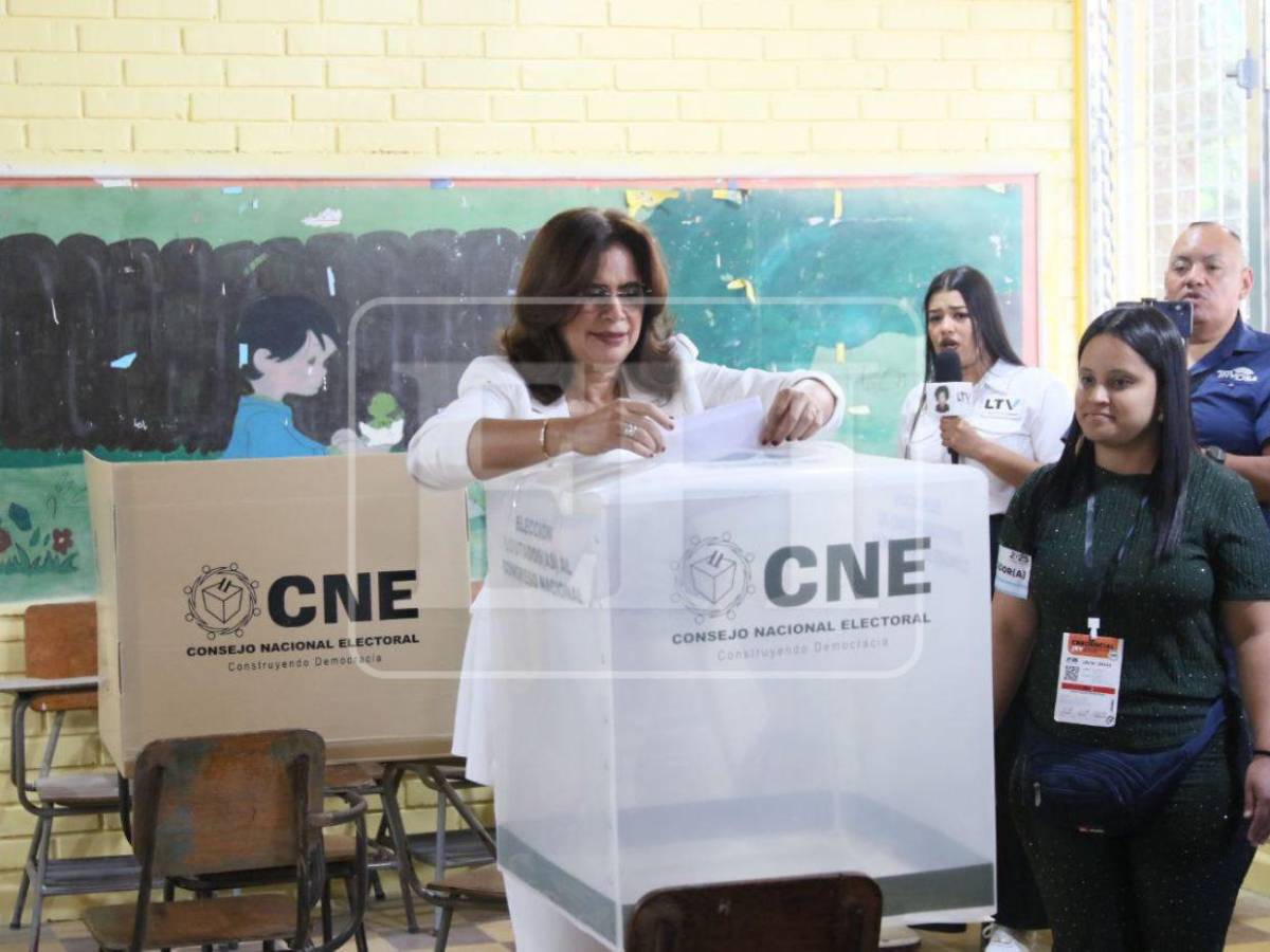 En fotos: Rixi Moncada, la primera candidata presidencial en ejercer su voto
