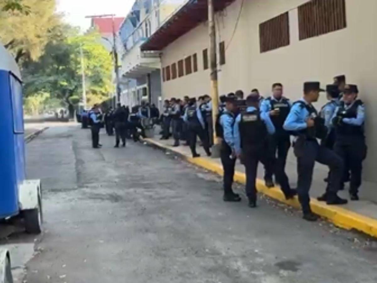 Fuerte resguardo policial en sede del Partido Nacional durante marchas del 1 de mayo