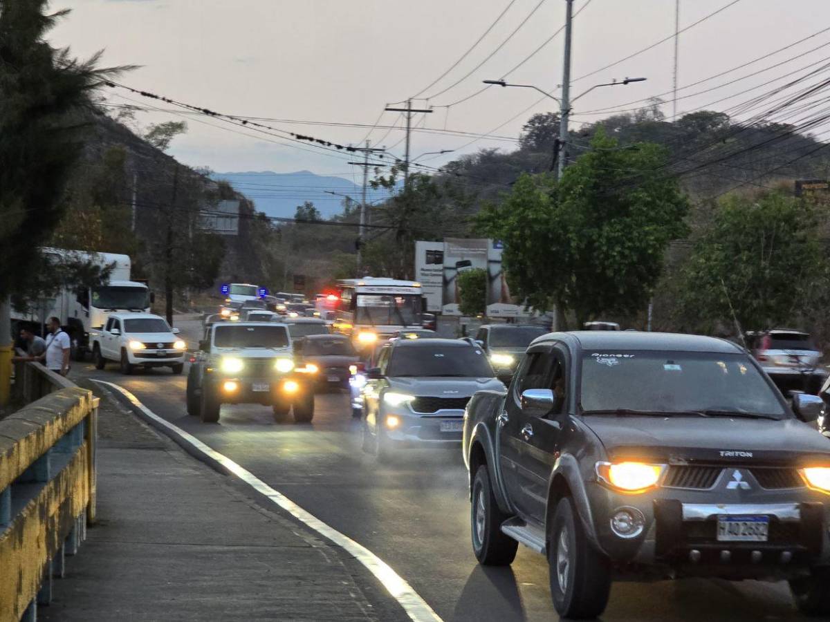 Tráfico pesado en la salida al sur atrasa el retorno de capitalinos a sus hogares