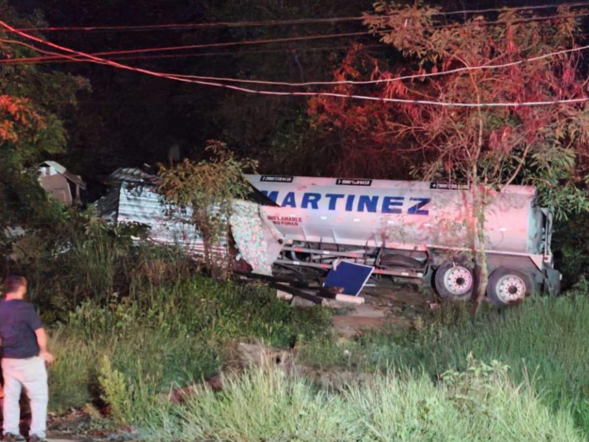 Contra una casa impactó la rastra: momento en que Joel Castillo murió en un accidente en Cortés