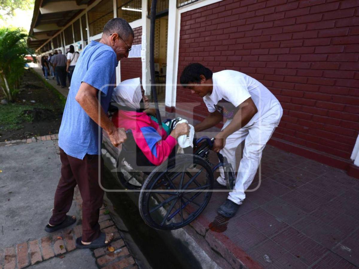 En silla de ruedas y bastones, personas de la tercera edad llegan a defender su voto