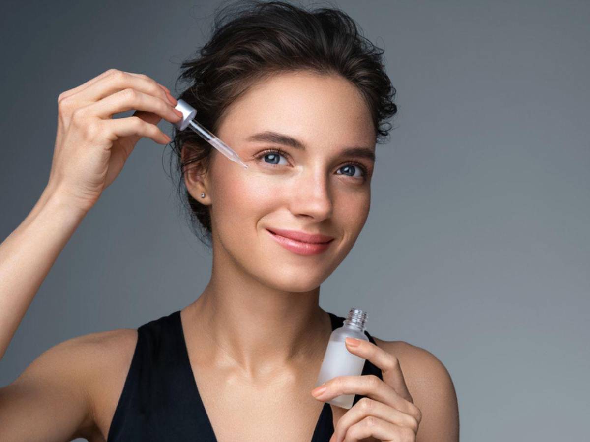 Manchas, ojeras y piel apagada: la molécula que dermatólogos no quieren que ignores