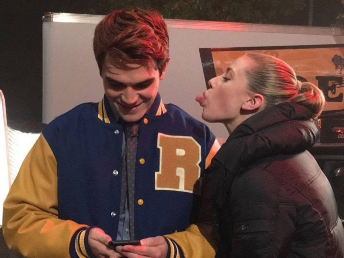 Mete el estómago: el comentario de un director que marcó a la actriz de Riverdale