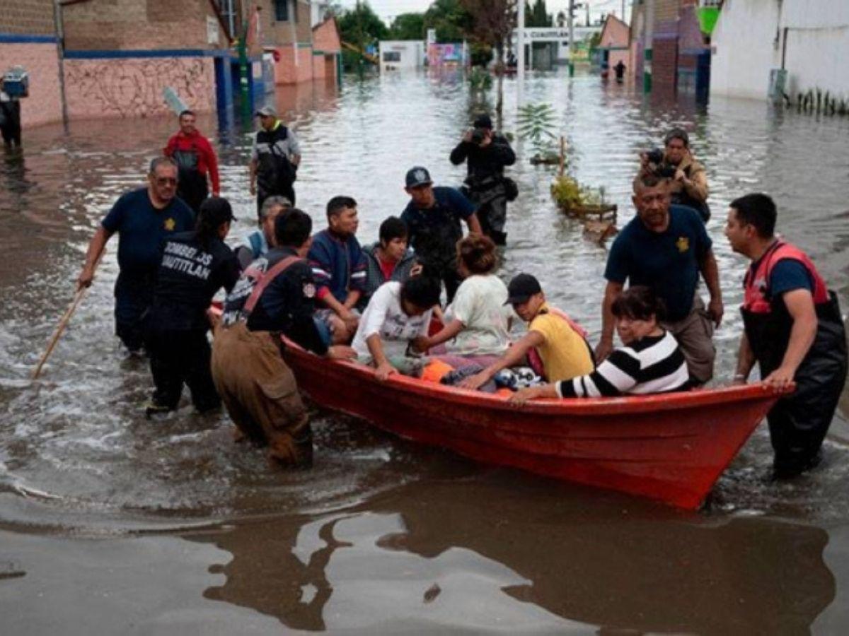 Algunas de las personas afectadas fueron trasladas en pequeños botes de transporte.