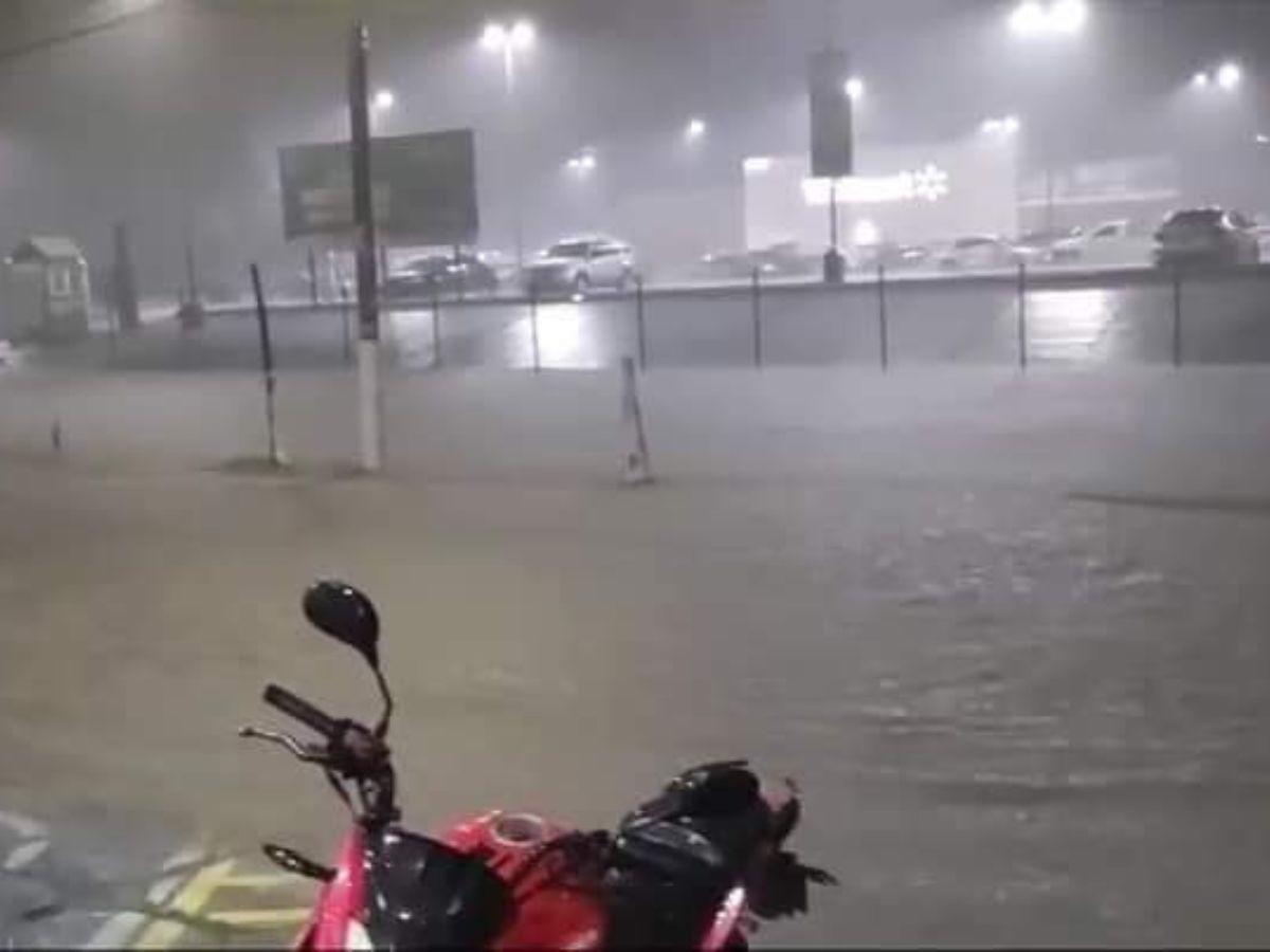 Residentes se han visto imposibilitados de transitar las carreteras producto de las inundaciones.