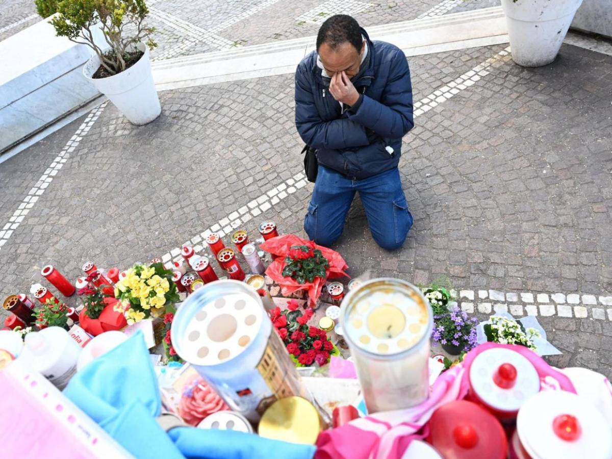 Fieles argentinos rezan por el papa frente al hospital de Roma