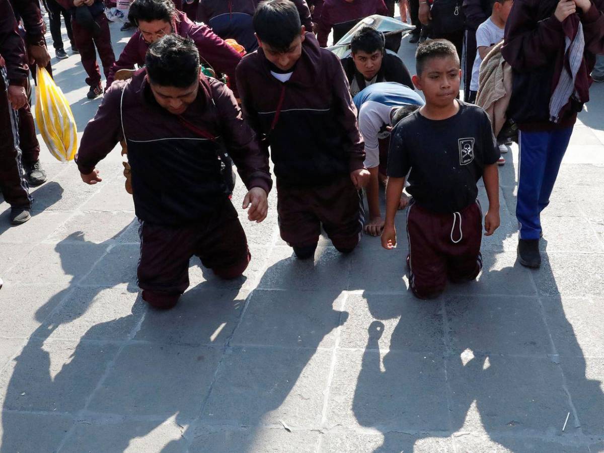 Entre rezos y promesas llegan peregrinos al templo de la Virgen de Guadalupe