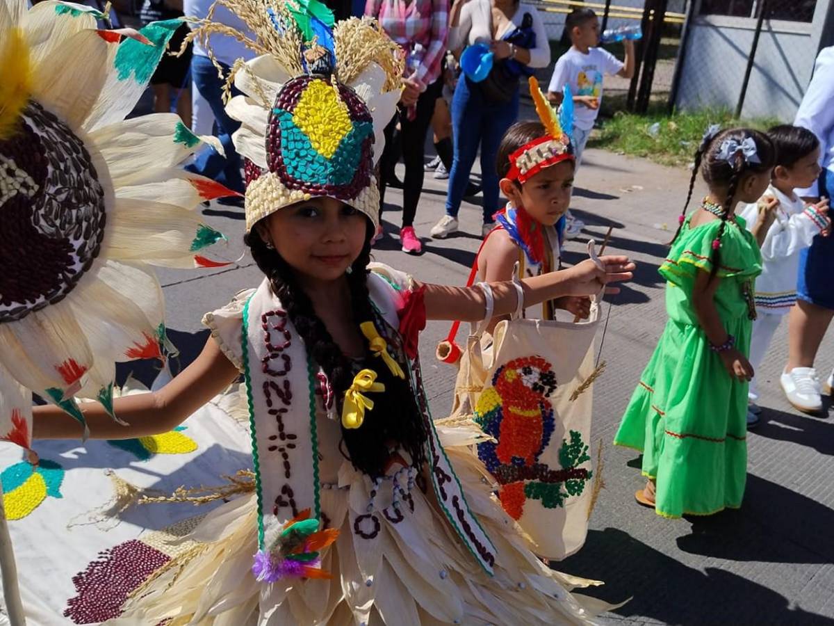 Niños de prebásica brillan en desfiles con trajes típicos y elementos culturales