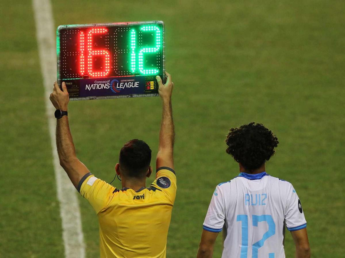 Fue en el minuto 71 cuando David hizo su ingreso a la cancha. Momentos antes la afición catracha ya pedía la entrada del jugador.