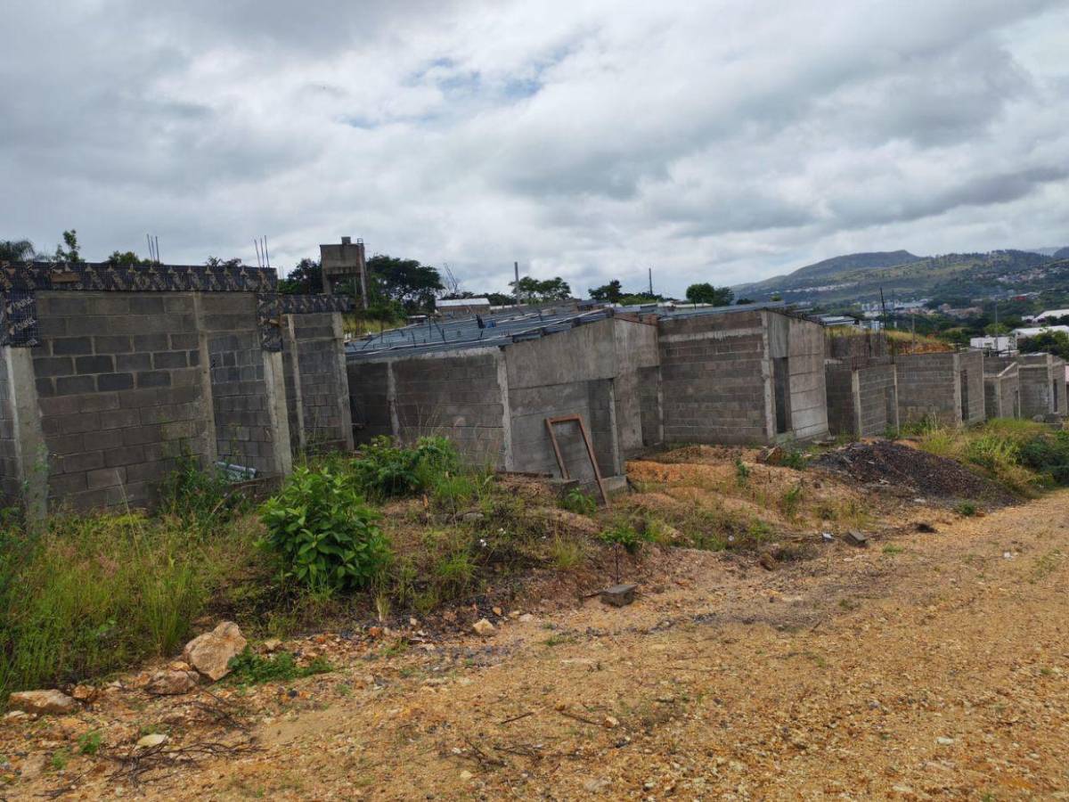 Maleza y abandono rodean el proyecto Villa Solidaridad en el Distrito Central