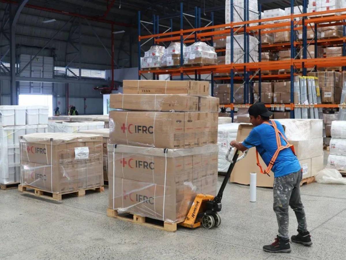 Hay que buscar evacuar rápido, yo perdí todo: habitantes de La Guaira siguen recibiendo ayuda tras terremoto