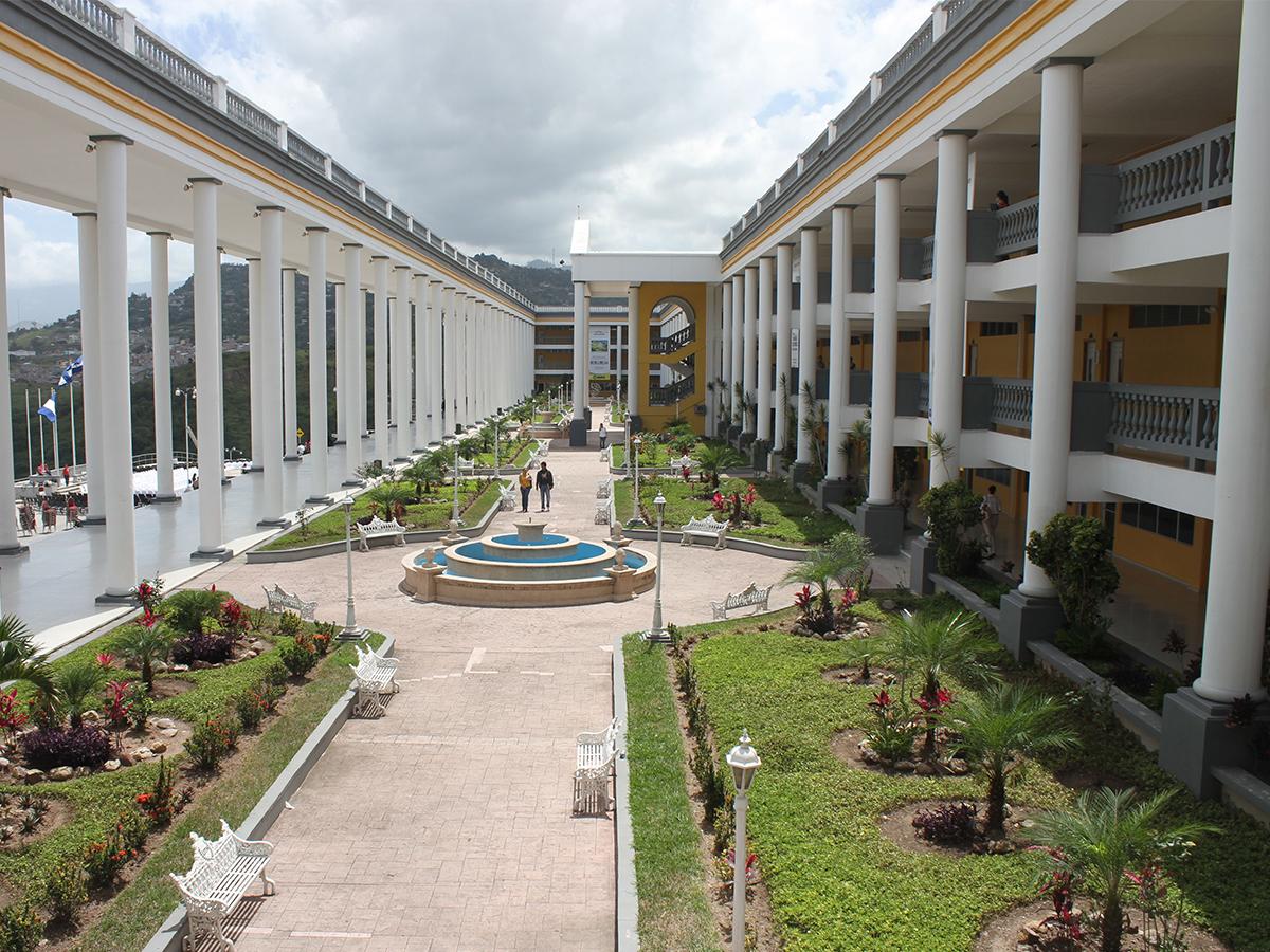 <i>La carrera de Derecho de la Universidad Tecnológica de Honduras (UTH) está disponible en 11 campus a nivel nacional, ofreciendo acceso a una educación jurídica de calidad en todo el país. </i>