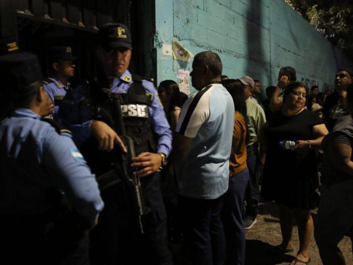 ¡A oscuras y cansados! Miles de hondureños se mantienen en centros de votación que abrieron tarde