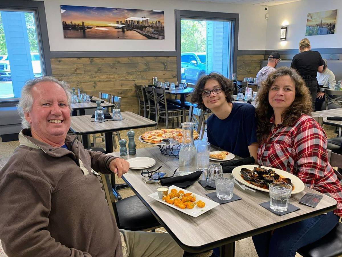 Madre fue asesinada por su propio hijo mientras su esposo observaba en Tennessee; ambos la incineraron