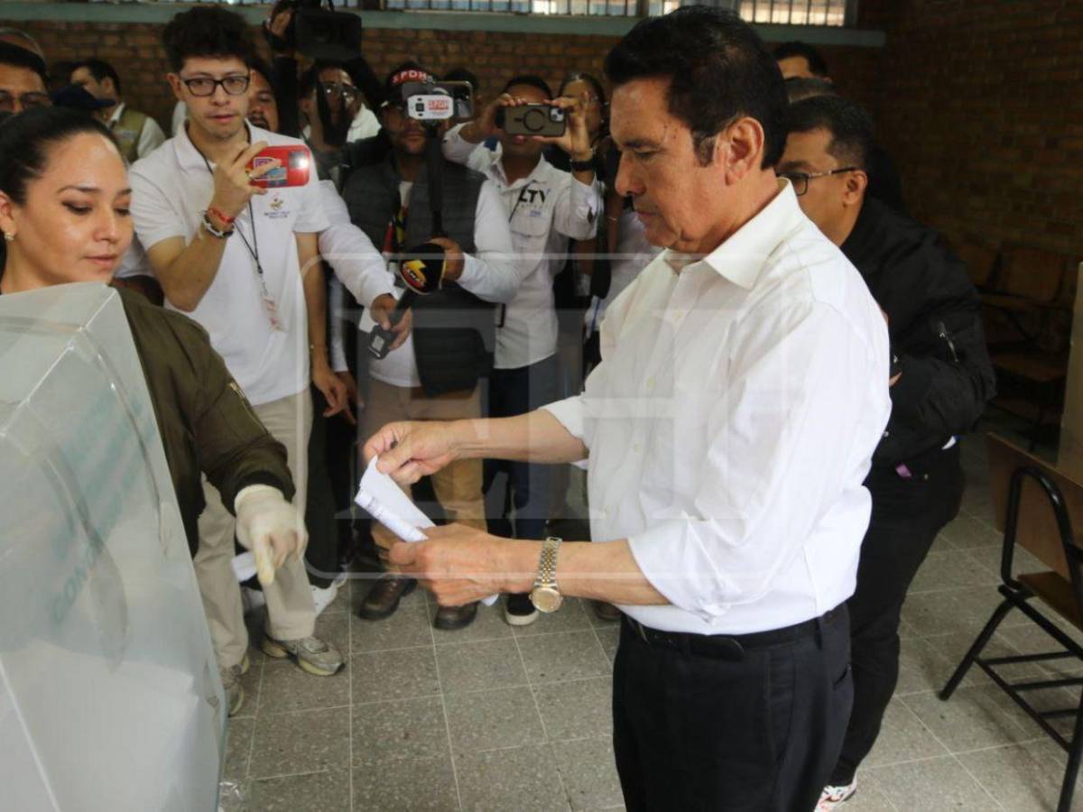 Acompañado de Salvador Nasralla, Eliseo Castro llega a ejercer su derecho al voto