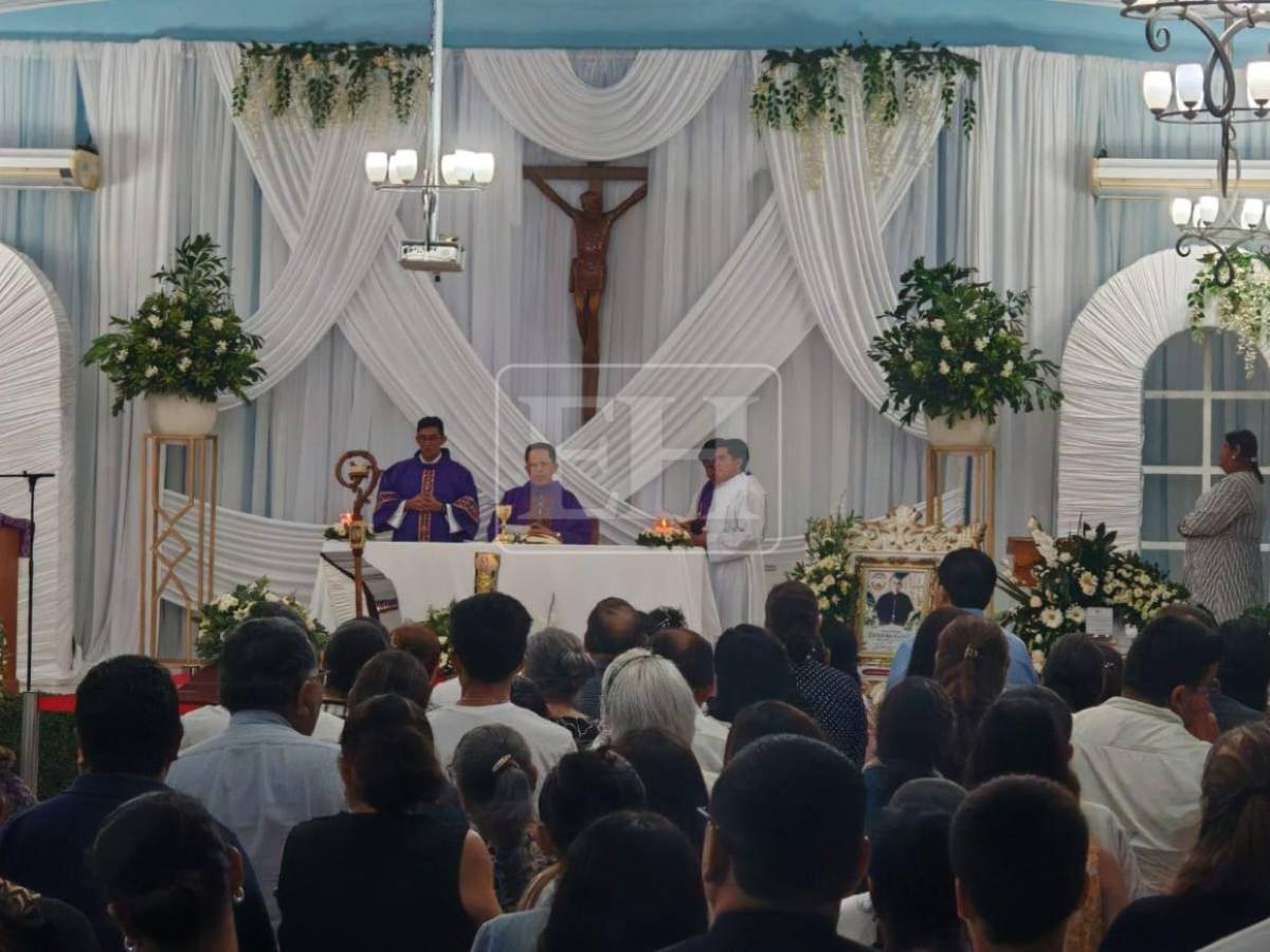 Feligreses se despiden de monseñor Teodoro Gómez en su velatorio en Choluteca