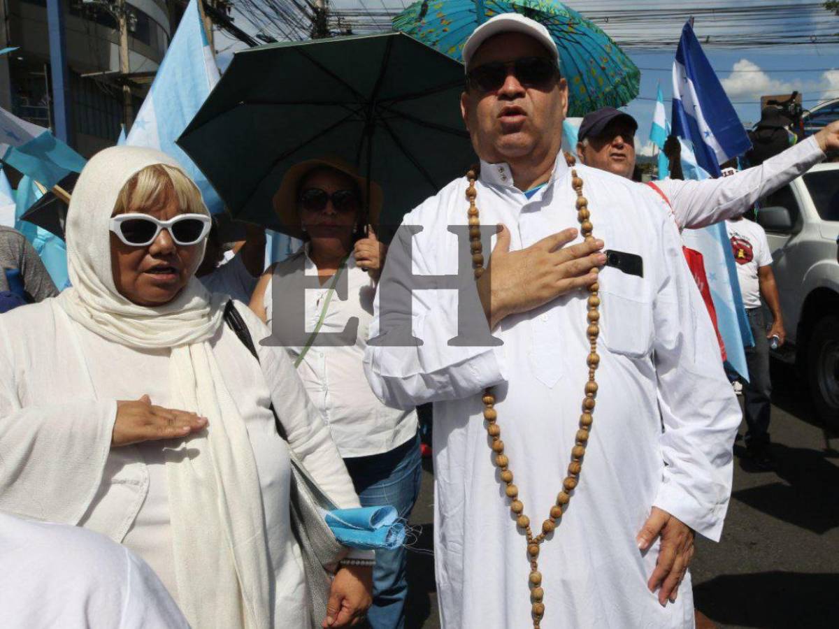 Multitud llena de fe: Las mejores imágenes de la caminata de las iglesias