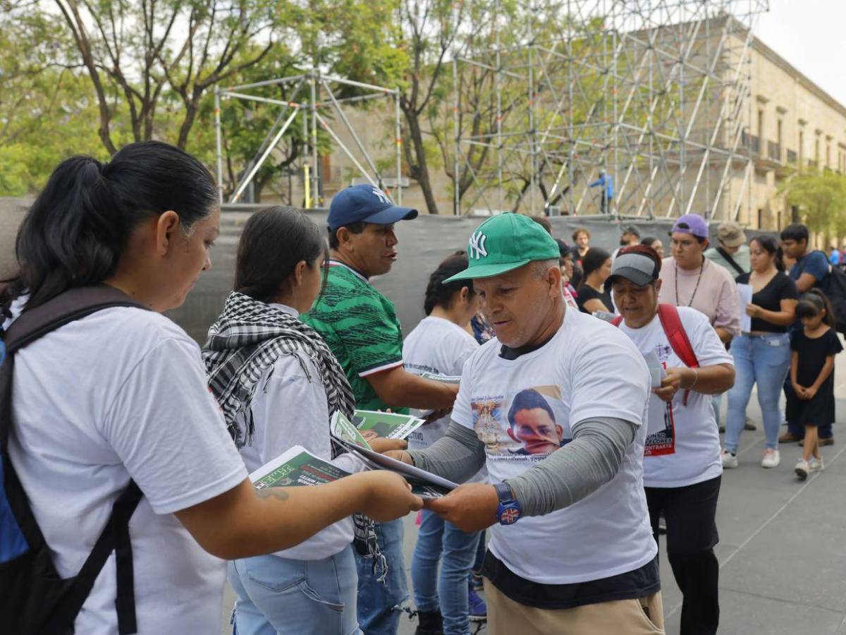 Crean álbum del Mundial 2026 con rostros de desaparecidos para exigir justicia en México