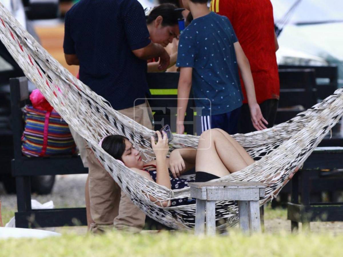 Sol, arena y mar: así se vive la Semana Morazánica en Playa de la Coca-Cola en Puerto Cortés