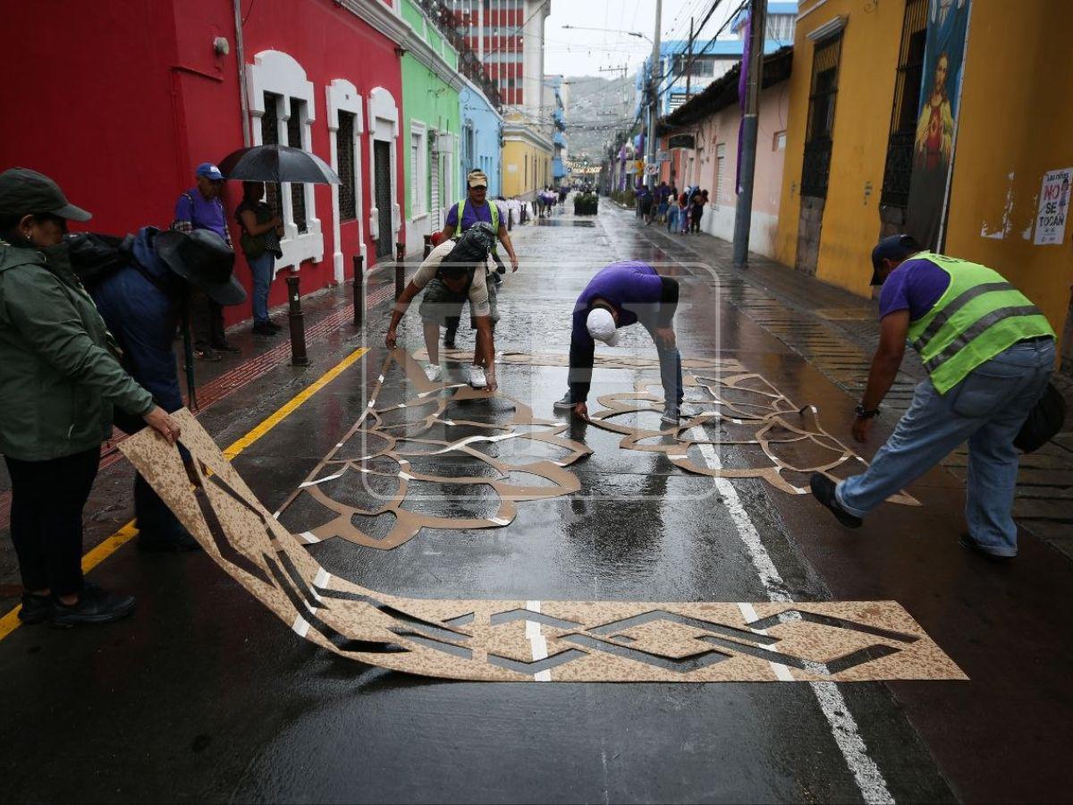 El centro de Tegucigalpa se pinta de colores con las alfombras de aserrín para el Domingo Santo