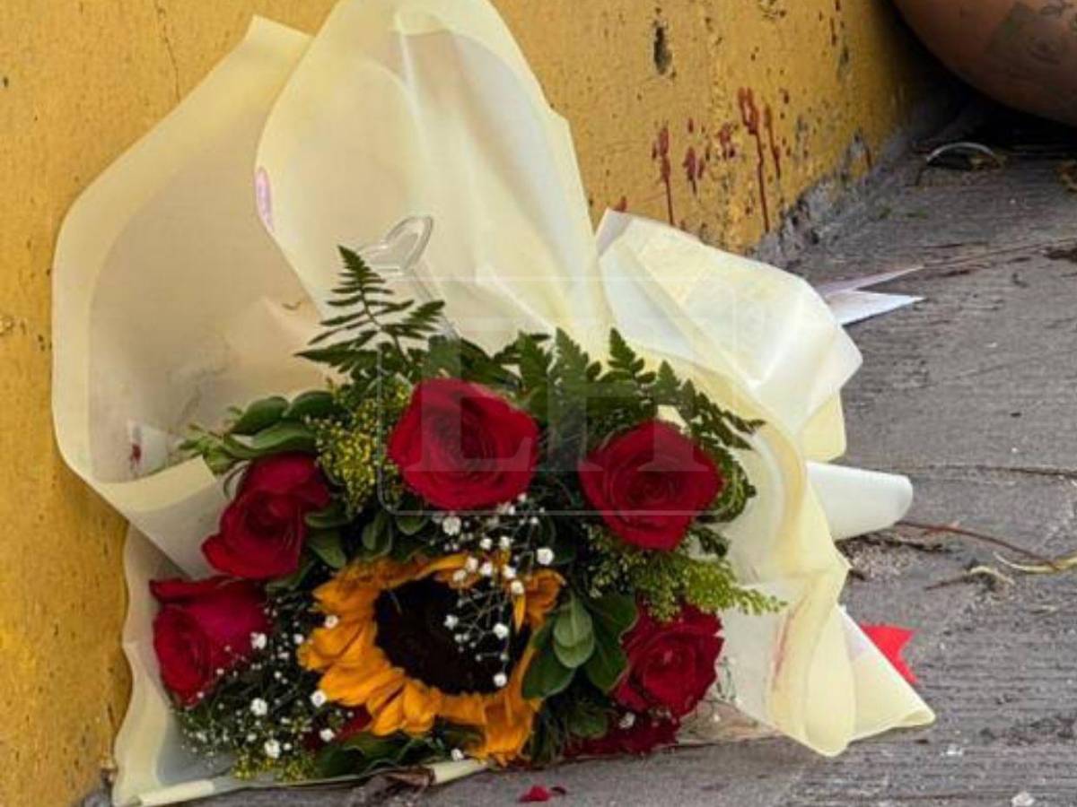 Un celular, unas flores y una nota: escena donde quedó el cuerpo de Winiker Galeas en la vía rápida