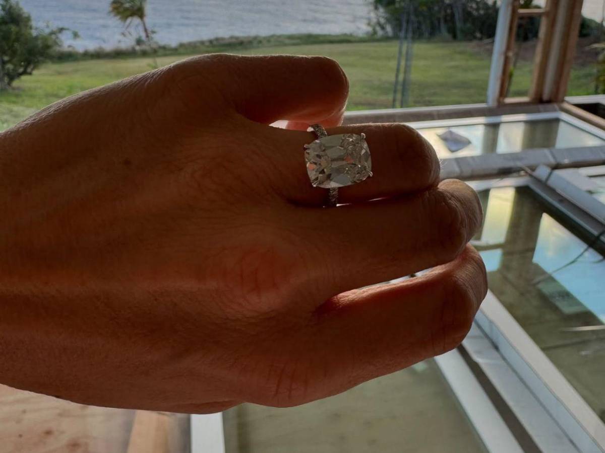 La viuda de Hugh Hefner contrae matrimonio en una ceremonia íntima en el Pacífico