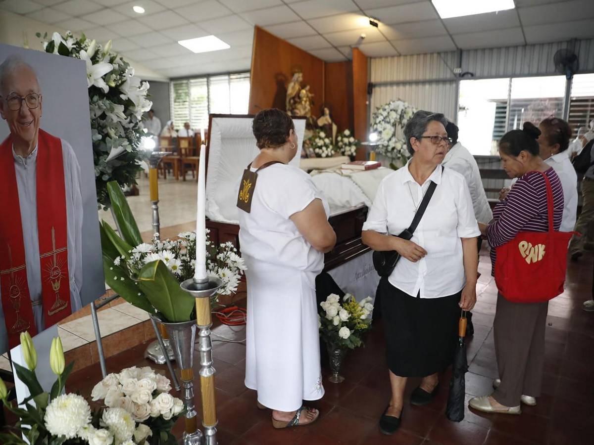 El último adiós al padre José María Chema Tojeira en El Salvador
